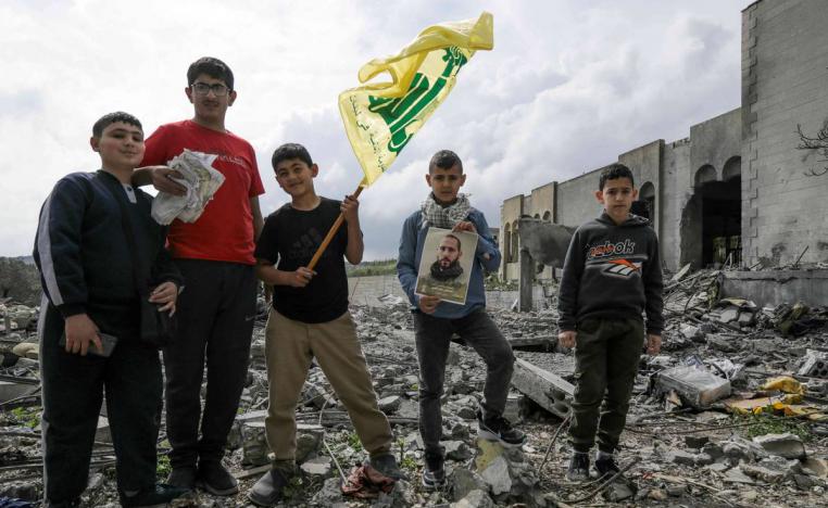 أطفال لبنانيون أمام مقر مدمر لحزب الله
