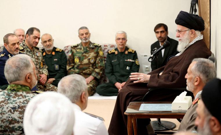 خامنئي يصدر صورة المنتصر مع كبار قادة الجيش والحرس الثوري