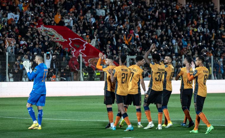 فريق نهضة بركان يحيي جماهيره وفريق اتحاد العاصمة لم ينزل الى أرضية الملعب