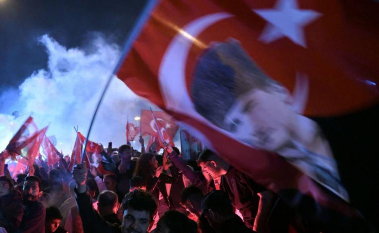 أتراك يحتفلون بعد هزيمة حزب أردوغان في الانتخابات المحلية