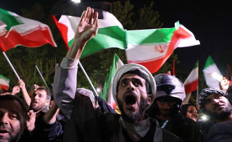 متظاهرون إيرانيون أمام السفارة البريطانية في طهران تأييدا للهجوم الإيراني على اسرائيل