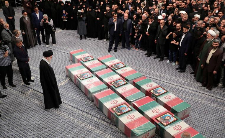 المرشد الإيراني الأعلى علي خامنئي أمام توابيت لقادة الحرس الثوري قتلوا في دمشق
