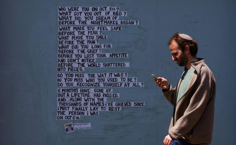 إسرائيلي يمر بالقرب من جدارية في تل أبيب تؤبن القتلى الاسرائيليين