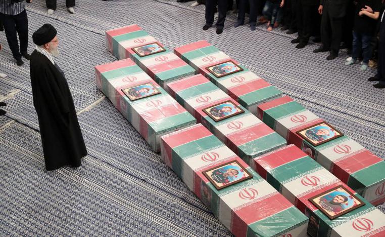 المرشد الإيراني الأعلى علي خامنئي أمام توابيت قتلى الهجوم الإسرائيلي على القنصلية الإيرانية في دمشق