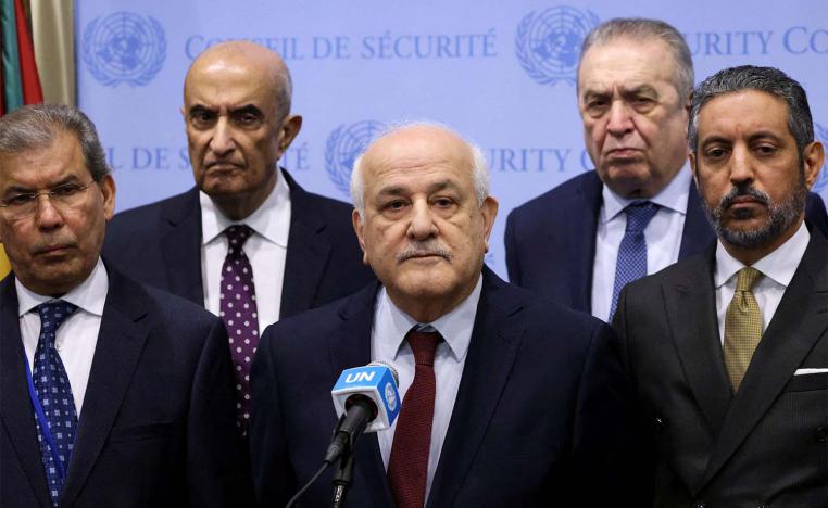 Palestinian UN envoy Riyad Mansour (C)