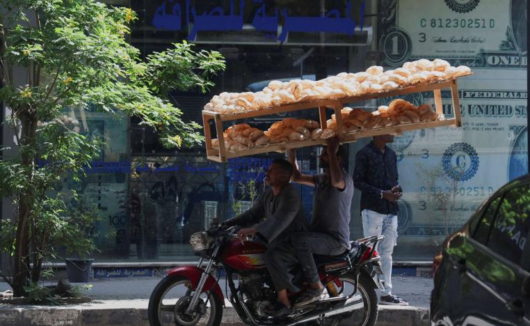 المصريون يدفعون فاتورة الأزمة المالية 