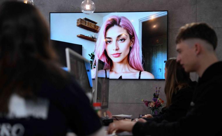 مؤثرة افتراضية