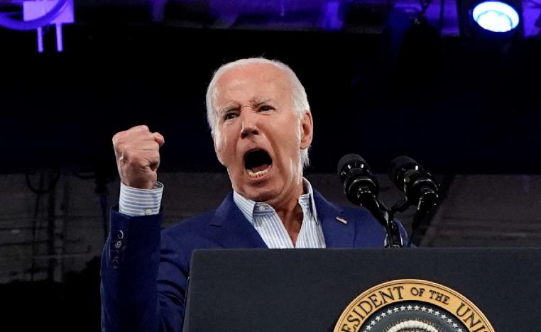 زعيم الديمقراطيين يصف بايدن بالوطني العظيم