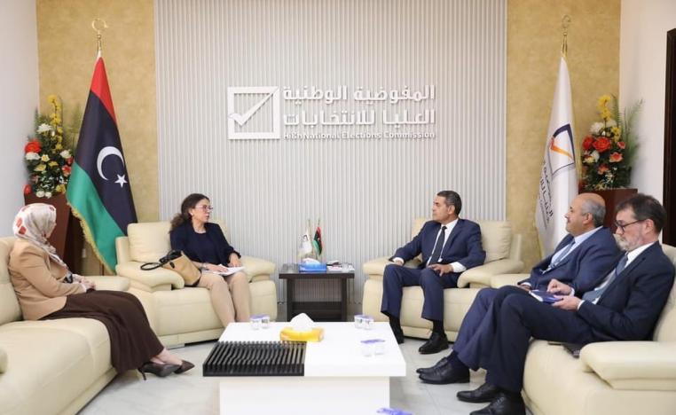 خوري تكثف لقاءاتها مع الأفرقاء في مناطق عديدة بين الشرق والغرب 