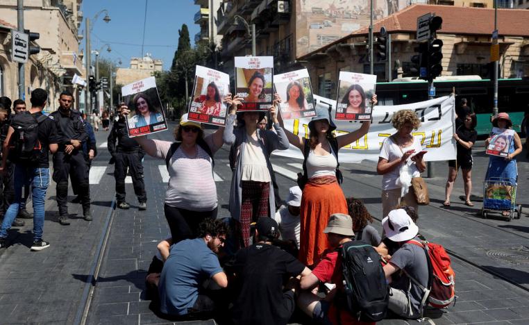 المحتجون يضغطون على الحكومة رغم وجود أصوات مضادة