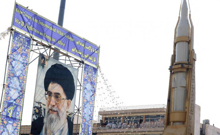 جدارية للمرشد الأعلى في طهران أثناء استعراض عسكري