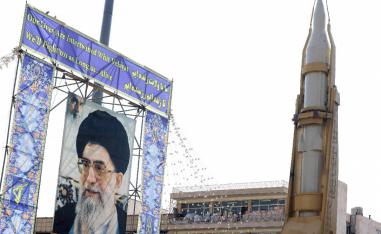جدارية للمرشد الأعلى في طهران أثناء استعراض عسكري