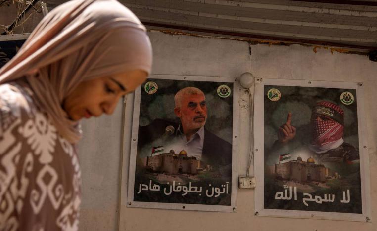 صور ليحيى السنوار وأبو عبيدة في مخيم للاجئين في لبنان