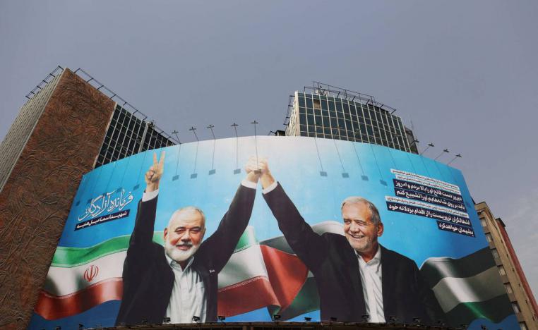 جدارية وسط طهران للرئيس الإيراني مسعود بيزكشيان مع زعيم حماس إسماعيل هنية قبل ساعات من اغتياله