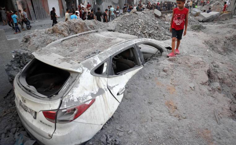 طفل فلسطيني أمام آثار قصف إسرائيلي في غزة