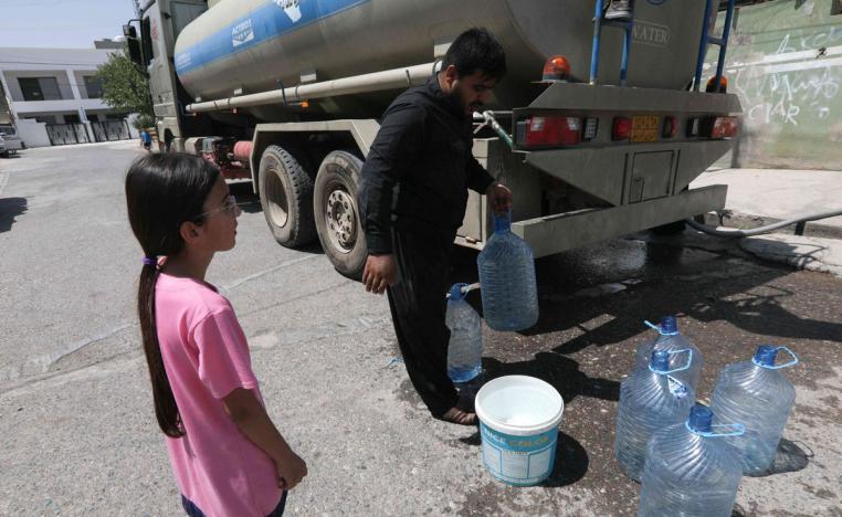سكان اربيل ينتظرون صهاريج المياه لتعبئة خزاناتهم