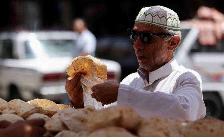 الدعم على الخبز يزيد من أعباء المالية في مصر 