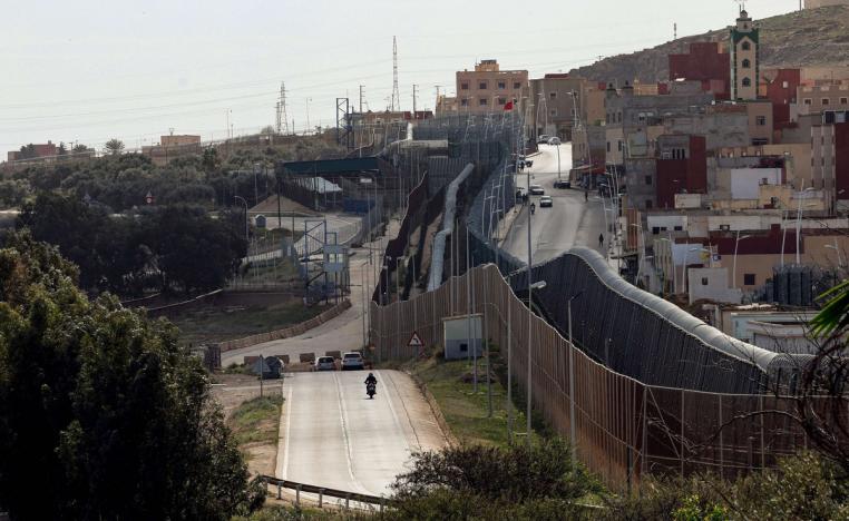 يقظة أمنية مغربية تحول دون اقتحام عشرات المهاجرين غير النظاميين للسياج الأمني مع سبتة