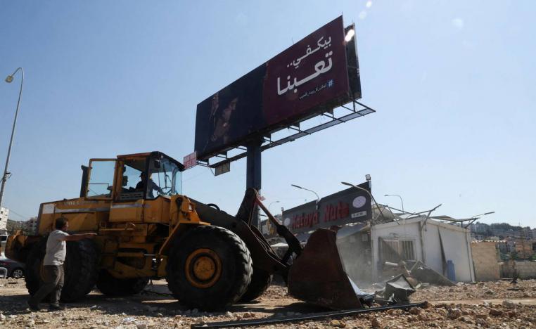 جدارية ضخمة في بلدة الجية جنوب بيروت تطالب بوقف الحرب