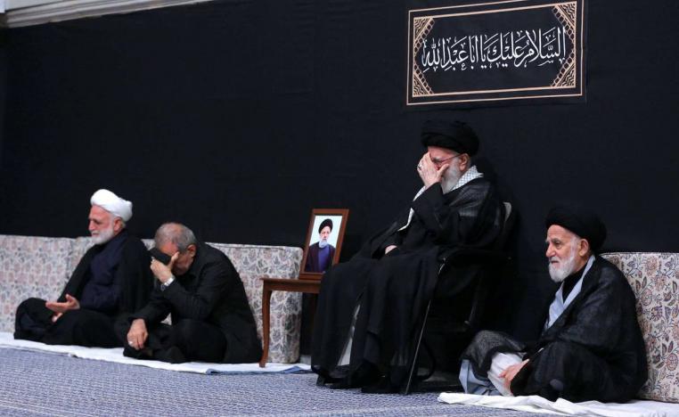 المرشد الإيراني الأعلى علي خامنئي مع الرئيس مسعود بزشكيان خلال احياء مراسم عاشوراء