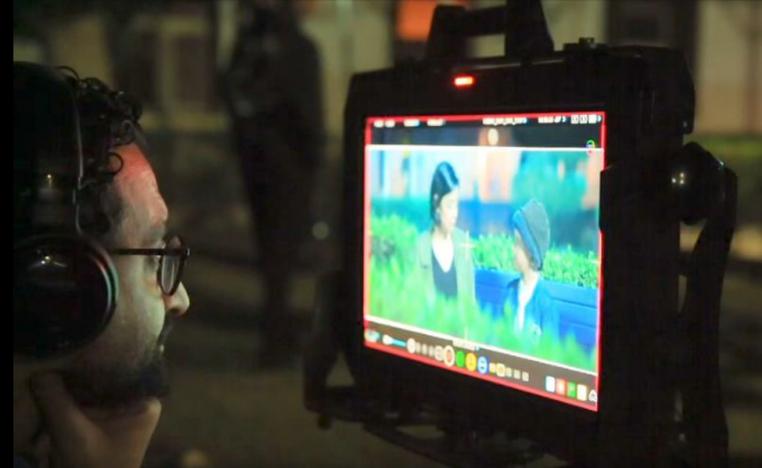 المخرج خلال التصوير 