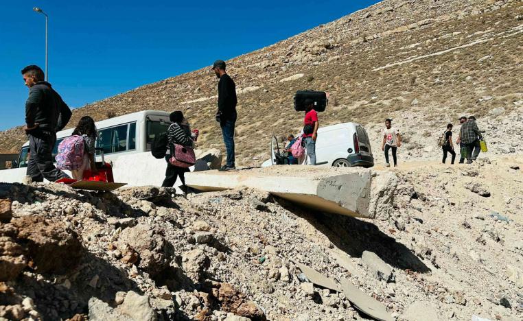 الحفرة التي خلفتها الغارة الإسرائيلية تمنع عبور أي سيارة أو حافلة