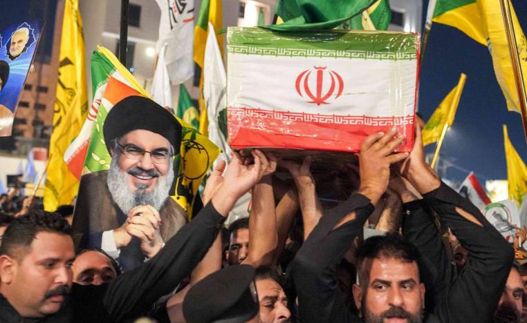 إيرانيون يرفعون صورة حسن نصرالله في مراسم تشييع قائد في الحرس الثوري الإيراني قتل برفقته