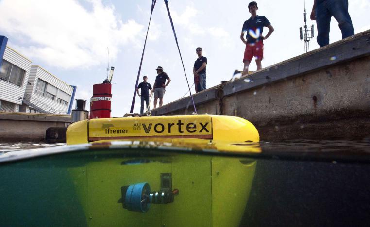 غواصة اعماق