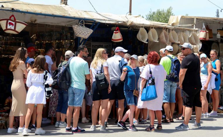 انتعاشة سياحية تساهم في تنفيس أزمة تونس المالية  