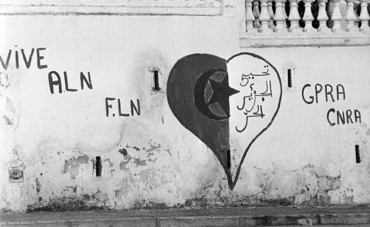 تخطيط جداري يحتفل بيوم الاستقلال في الجزائر (1962)