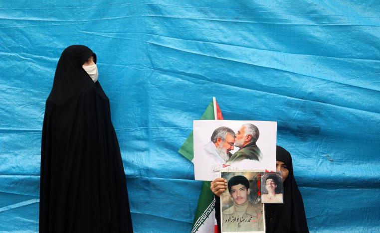 إيرانيات يرفعن صورا لسليماني ونصرالله