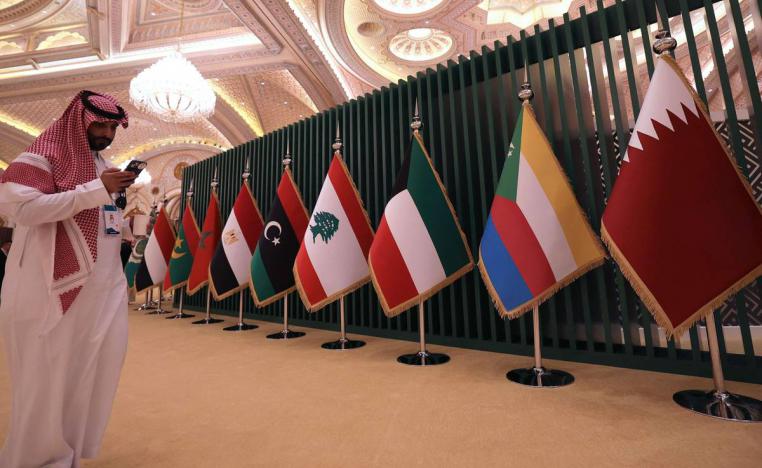 سعودي اثناء الاستعدادات لمؤتمر الصين – العالمي العربي في الرياض
