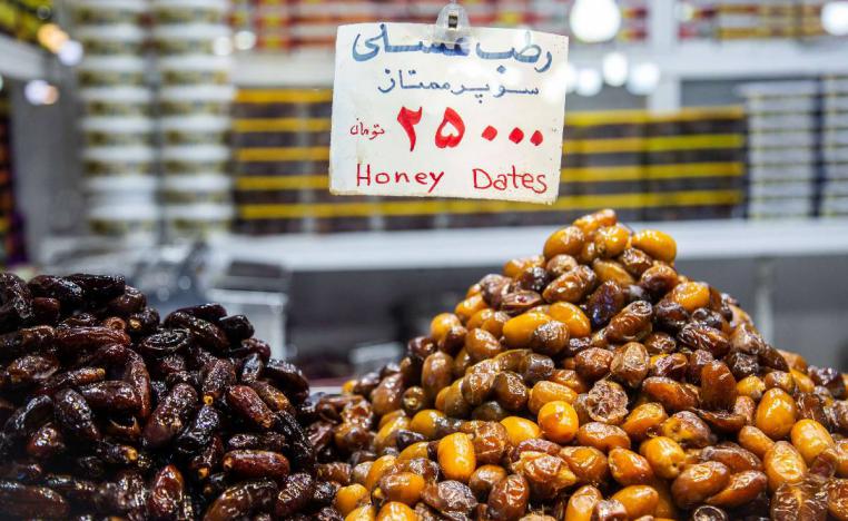 بائع تمور في بازار إيران