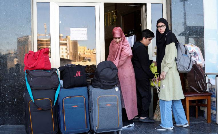 آلاف اللبنانيين يأملون نهاية الكابوس 