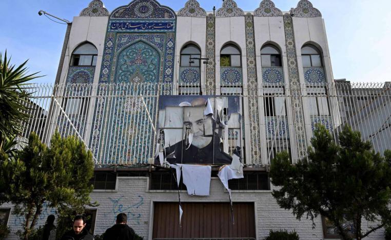 صورة ممزقة لقاسم سليماني على واجهة السفارة الإيرانية في دمشق
