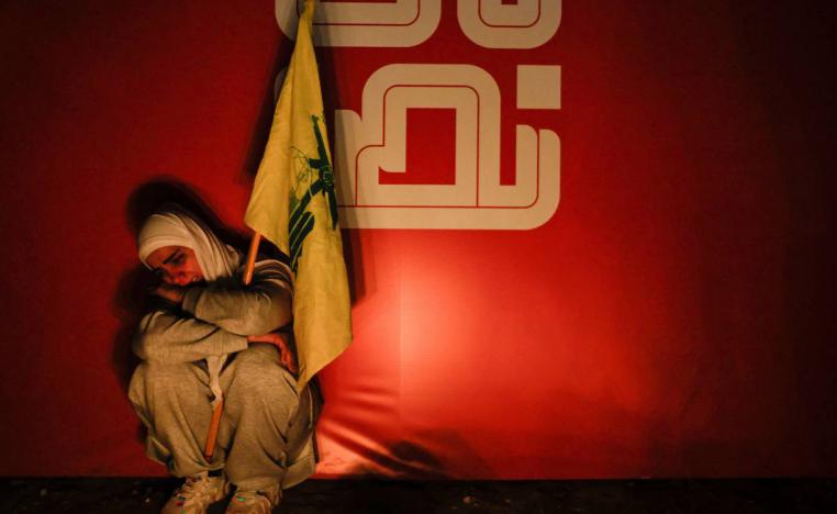 لبنانية من حزب الله تبكي في موقع تصفية حسن نصرالله بغارة إسرائيلية
