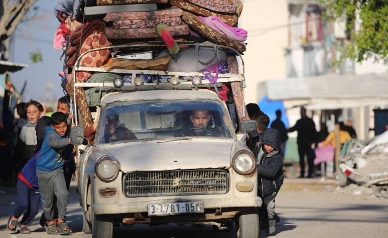 فلسطينيون ينزحون بين المخيمات بحثا عن الأمان