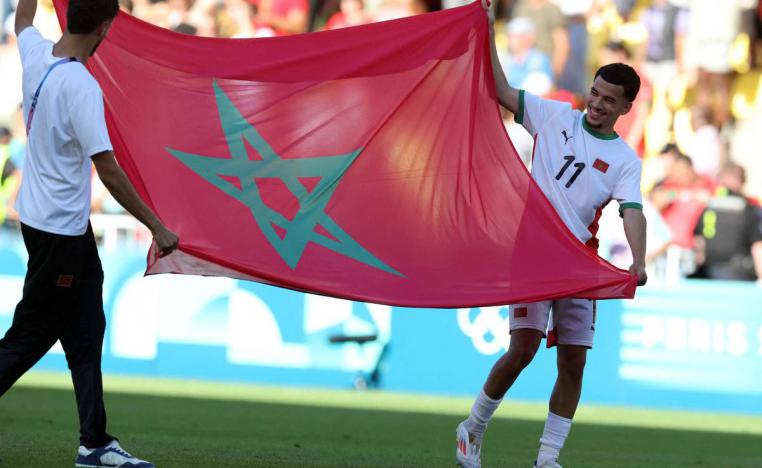 لاعبو المغرب يرفعون علم بلادهم بعد فوزهم ببرونزية أولمبياد باريس
