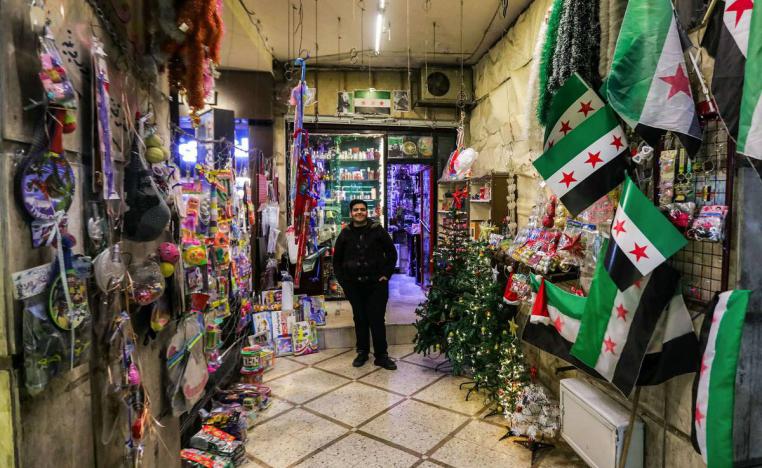 دكان شعبي للأعلام وزينة أعياد الميلاد والألعاب في دمشق
