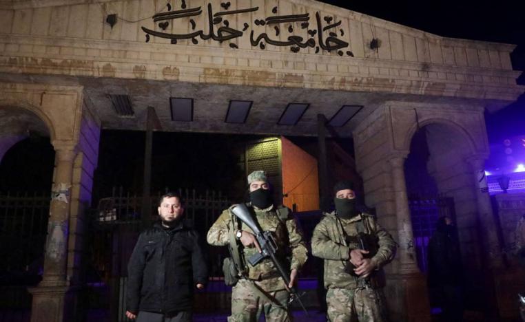 مقاتلون إسلاميون أمام بوابة جامعة حلب