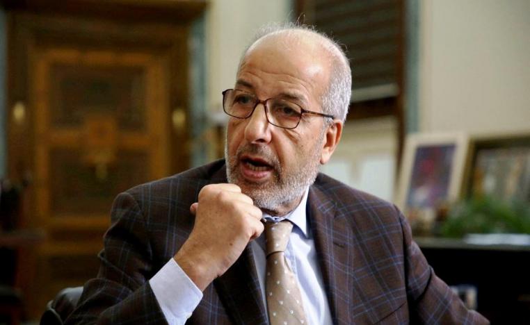 هل يسعى الكبير إلى العودة من بوابة المشهد السياسي 