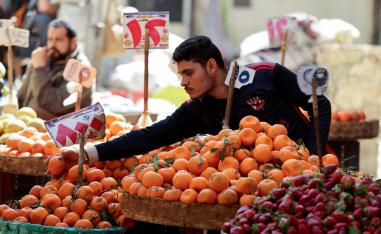 الفئات المستفيدة من الزيادة تخشى أن يلتهمها الغلاء 