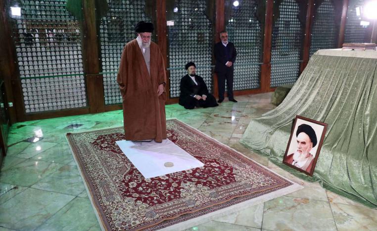 المرشد الأعلى علي خامنئي يصلي في ضريح آية الله الخميني