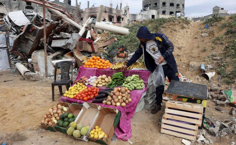 فلسطيني يبيع خضروات في مخيم جباليا شمال غزة