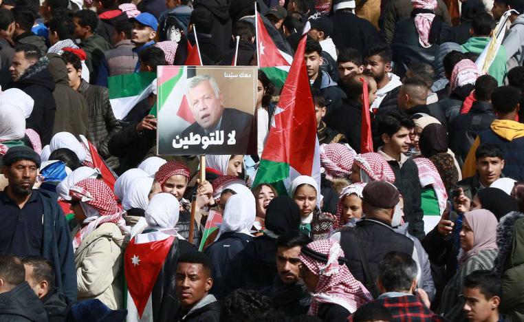 حشود أردنية تؤيد موقف الملك عبدالله أمام الضغط الأميركي