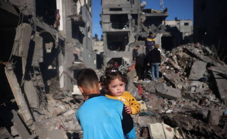 أطفال بين ركام القصف الإسرائيلي في مخيم النصيرات في غزة