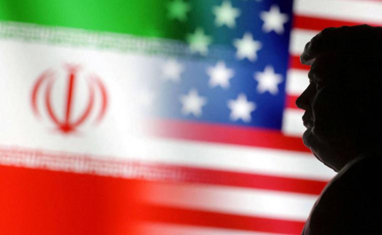 العلمان الأميركي والأميركي مع تمثال لترامب