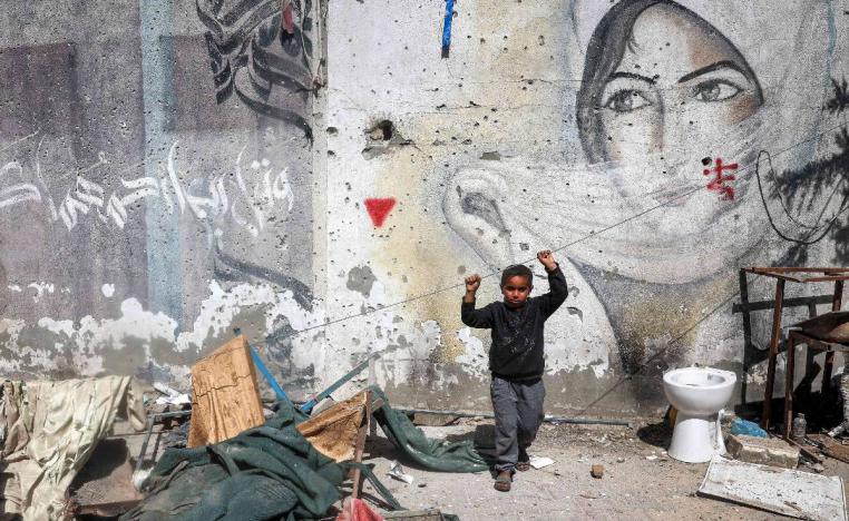 آثار قصف في مخيم النصيرات في غزة