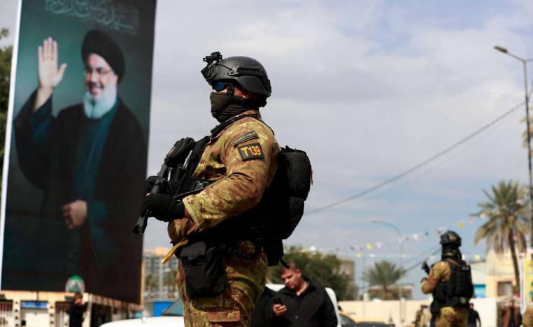 مقاتل من الحشد الشعبي في مراسم تأبين لنصرالله في بغداد