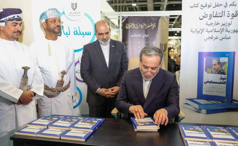 وزيرا الخارجية والاعلام العمانيان يحضران توقيع وزير الخارجية الإيراني كتابه في معرض مسقط